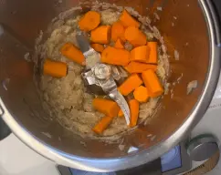 Step <p><span style="font-weight: normal;">Afegiiu-hi la pastanaga a trossos i tritureu </span>10 seg / V. 8</p><p><br></p> illustration