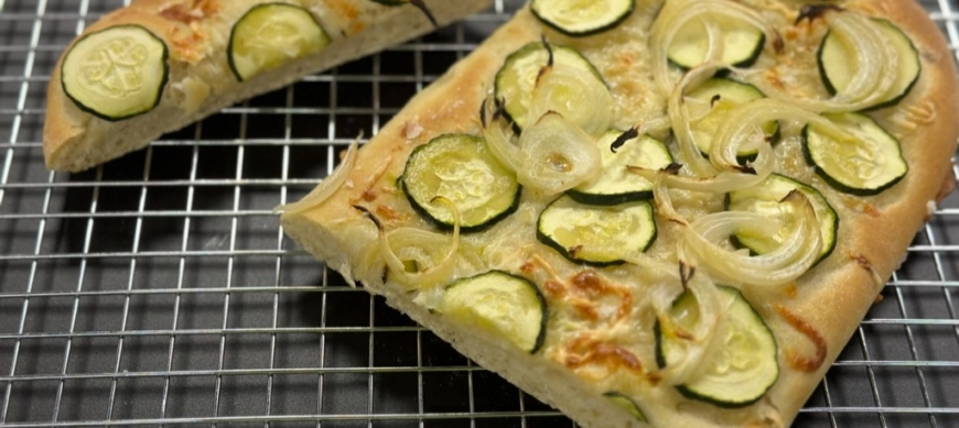 Coca de calabacín y cebolla