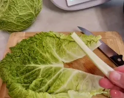 Step <p><span style="font-weight: 400;">Limpie las hojas de col y retire la parte más gruesa del tallo. Reserve la hojas en el recipiente varoma.</span></p> illustration