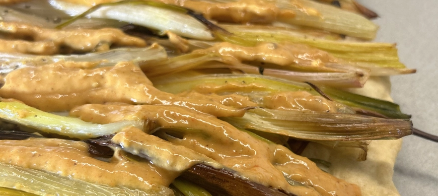 PIZZA DE CALÇOTS ESCALIVATS CON SALSA ROMESCO AL ESTILO DE CATALUNYA