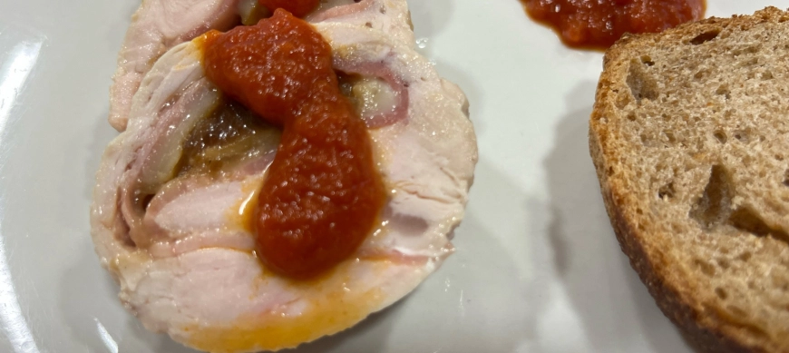rollo de pavo con salsa de tomate
