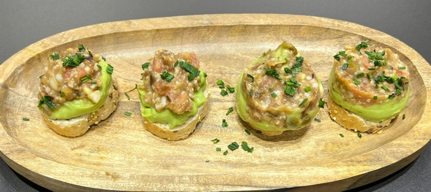 Mini tostas de falso tartar de tomate