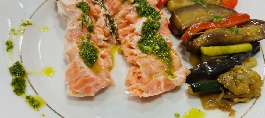 Salmón al vacío con salsa de hierbas frescas y verduras salteadas