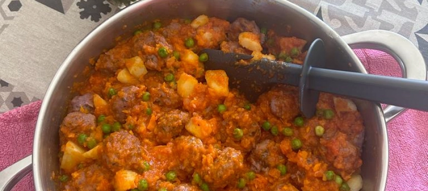 Mandonguilles amb salsa de tomata, patates, pèsols