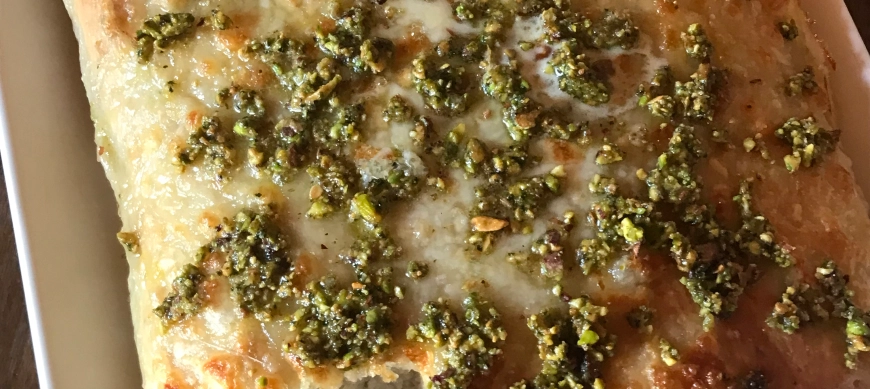 Focaccia con mozzarella y pesto de pistachos