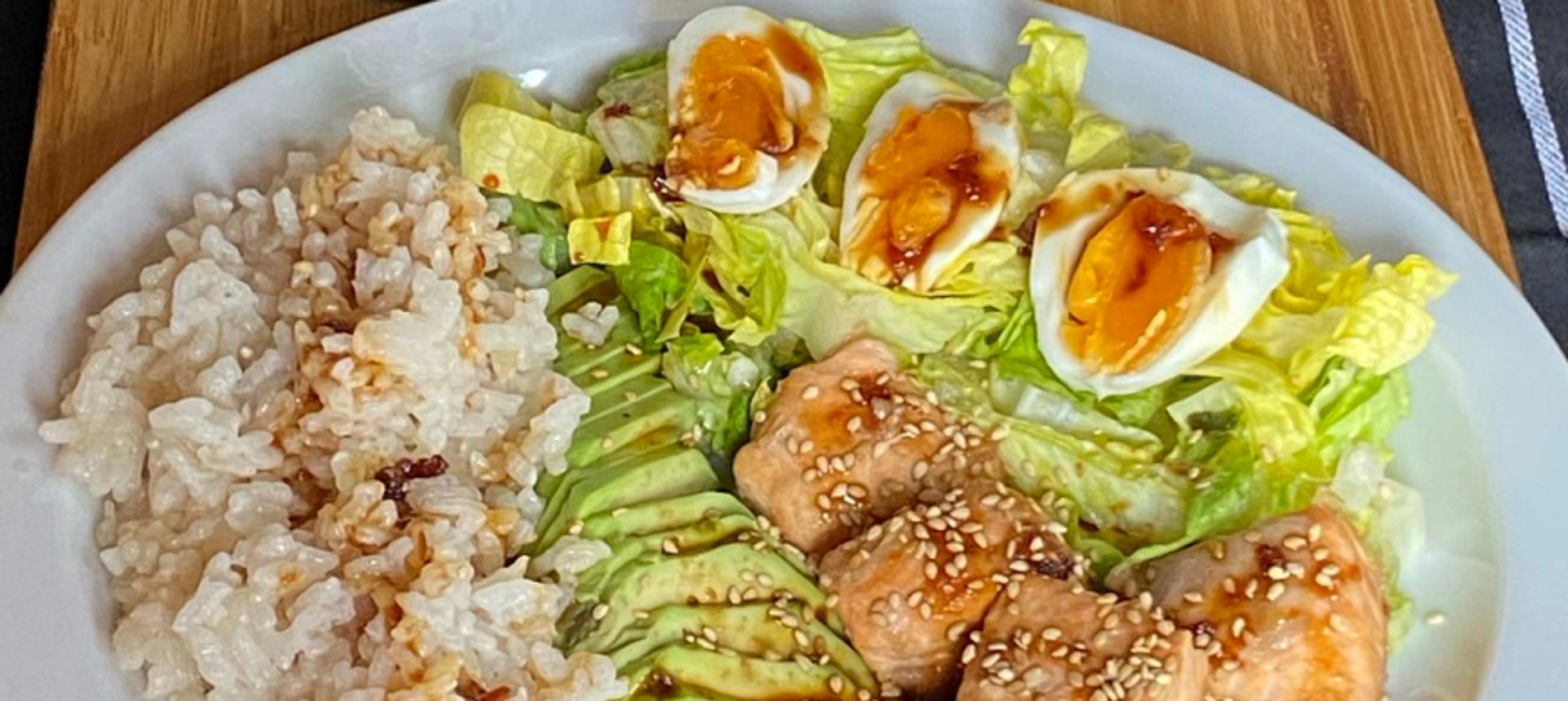 bowl de salmon marinado, arroz y aguacate