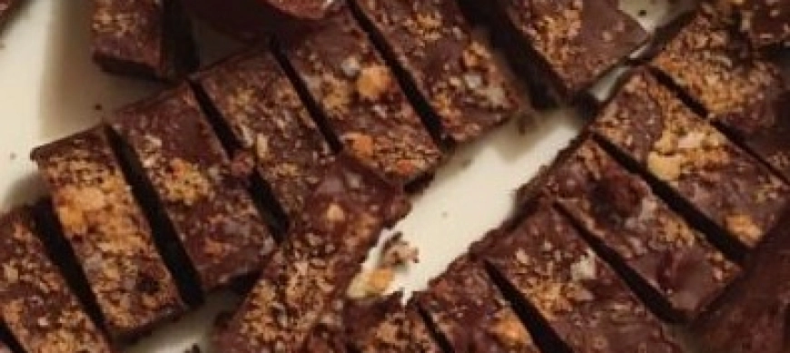 TURRÓN DE CHOCOLATE, PAN, ACEITE Y SAL ( Pilar Solé Clavé)