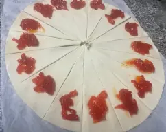 Step <p>Preparamos la hoja de hojaldre. Si es redonda, la partiremos en 16 triangulos.</p> illustration