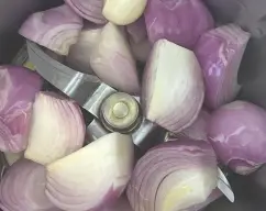 Step <p><span style="font-weight: normal;">Poseu la ceba, els alls i l'oli al vas</span></p><p><span style="font-weight: normal;">Trossejeu</span> 5 seg / V.5</p><p><span style="font-weight: normal;">Sofregiu</span> 10 min / T. 120ºC / V. 1</p> illustration