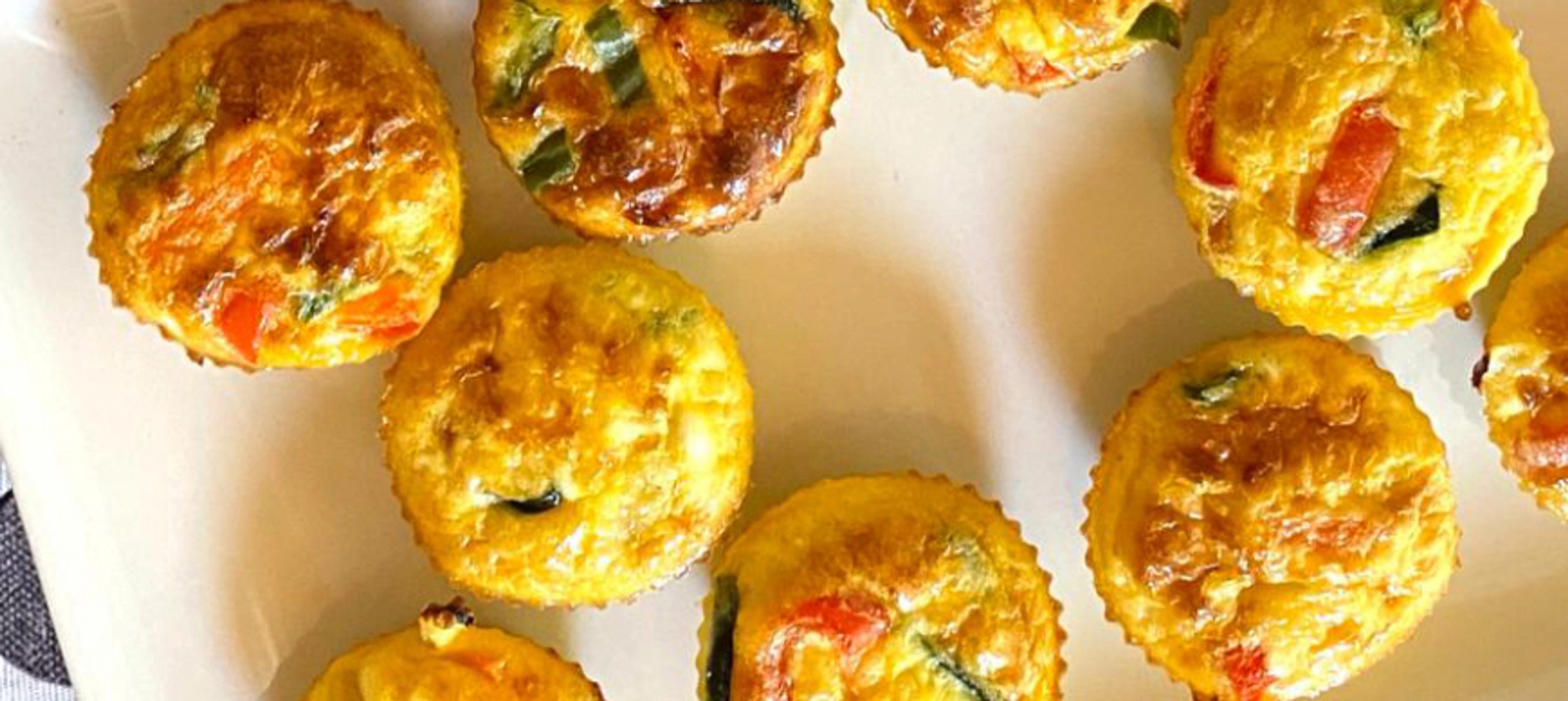 muffins de huevo y verduras salteadas