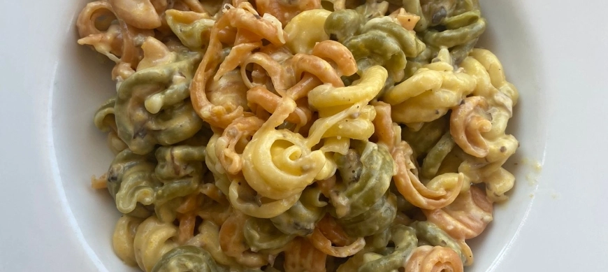 Plat de pasta vegetarià, amb salsa de carbassa i bolets.