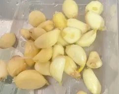 Step <p>Como estaban un poco secos, esta forma de pelarlos, los hidrata. Les corto las puntas feas y los introduzco en una bolsa para congelar. De esta forma siempre tengo ajos preparados para utilizar, y las manos no huelen a ajo.</p><p><br></p> illustration