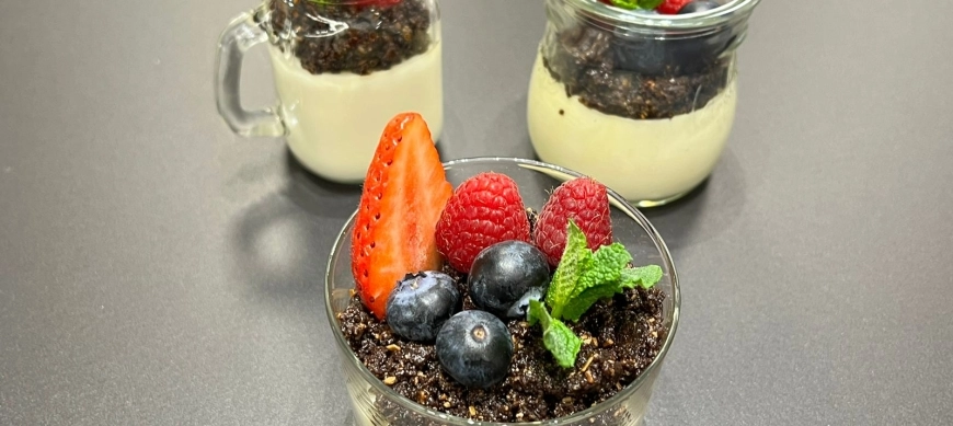 Macetitas de queso y chocolate con frutos rojos