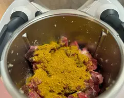 Step <p><span style="font-weight: normal;">Incorpore los trozos de </span><span style="font-size: 13px; font-weight: 400;">ternera</span><span style="font-weight: normal;">, la sal y el curry. Rehogue</span> 3 min/120°C/giro inverso/vel 1.</p> illustration