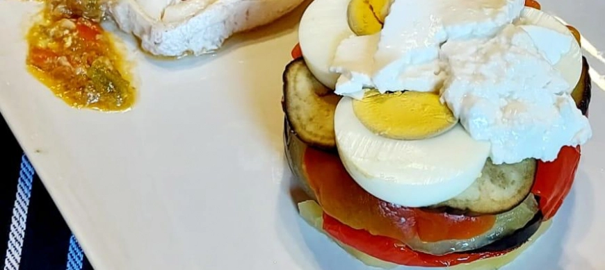 Timbales de verduras y rosada con salsa de verduras
