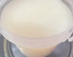 Step <p>Con el agua que nos ha quedado. La colamos y la dejamos unas noches a la serena. Sirve para regar tus plantas y ahuyenta plagas si la pulverizas en las hojas.</p> illustration