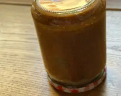 Step <p>Pon la mermelada dentro de los tarros de cristal hervidos previamente, cierra, y haz el vacío al baño María.</p> illustration