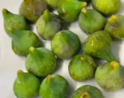 Step <p>Quita el rabillo a los higos y límpialos bien, no hace falta pelarlos</p> illustration