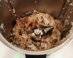 Step <p><span style="font-weight: normal;">Pon en el vaso el trozo de jengibre, 2 cebolletas en trozos pequeños y las setas.</span></p><p>Pica 2 segundos / velocidad 7</p> illustration