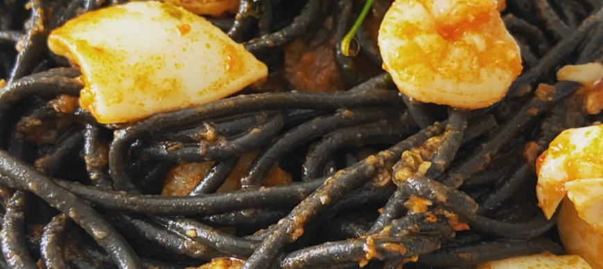 Espaguetis negres amb sèpia i calamars
