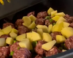 Step <p><span style="font-weight: normal;">A continuació afegiu la tomata, la sal i el pebre al vas.</span></p><p><span style="font-weight: 400;">Repartiu les mandonguilles, les patates i els pèsols entre el recipient i la safata de Varoma, i ho col·loqueu damunt el vas del Thermomix. </span></p><p><span style="font-weight: 400;">Programeu </span>30 min / T. varoma / V. 1</p><p>Una vegada passat el temps ja podeu servir les mandonguilles amb la seva salsa </p><p><br></p><p><br></p> illustration