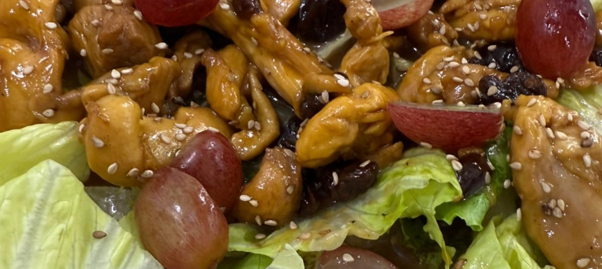 ENSALDA TEMPLADA CON POLLO, UVAS Y PASAS