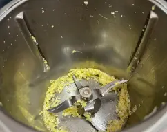 Step <p><span style="font-weight: normal;">Ponga en el vaso el ajo y el jengibre y triture </span>5 seg/vel 7.</p> illustration