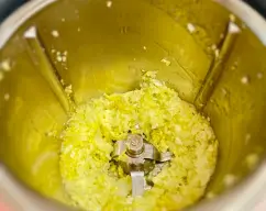 Step <p><span style="font-weight: normal;">Añada la cebolla y el aceite y trocee</span> 3 seg/vel 5 <span style="font-weight: normal;">y sofría</span> 10 min/120°C/vel 1.</p> illustration