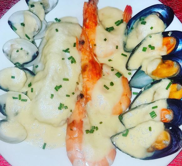LLUÇ AMB LLAGOSTINS, MUSCLOS I CLOÏSSES EN SALSA DE PORROS AL Thermomix®